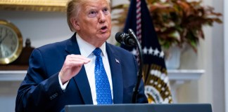 Trump confronta a empresas por reembolsos y critica decisión de la Corte Suprema.