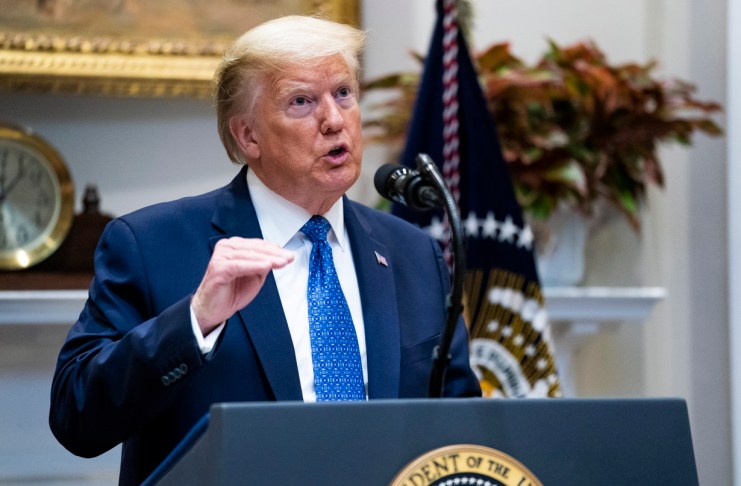 Trump confronta a empresas por reembolsos y critica decisión de la Corte Suprema.