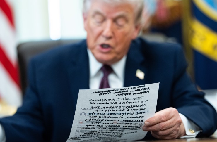 Trump firma orden ejecutiva para limitar votoo por correo. Foto La Hora: EFE/EPA/AARON SCHWARTZ / POOL