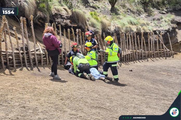 Rescatan a turista brasileña extraviada en el volcán de Acatenango. Foto La Hora: Asonbomd.