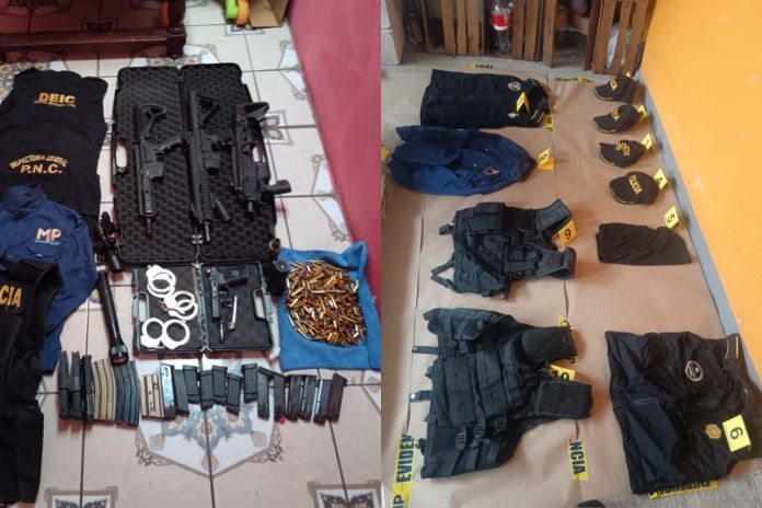 Uniformes que simulaban ser de la PNC y armas de fuego localizadas tras allanamiento en la zona 5 capitalina. Foto La Hora: MP