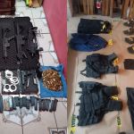 Uniformes que simulaban ser de la PNC y armas de fuego localizadas tras allanamiento en la zona 5 capitalina. Foto La Hora: MP