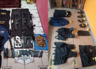 Uniformes que simulaban ser de la PNC y armas de fuego localizadas tras allanamiento en la zona 5 capitalina. Foto La Hora: MP
