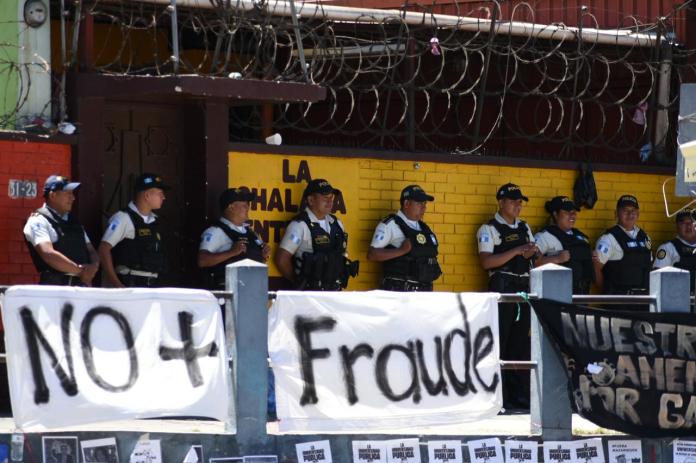 Estudiantes siguen en plantón contra 