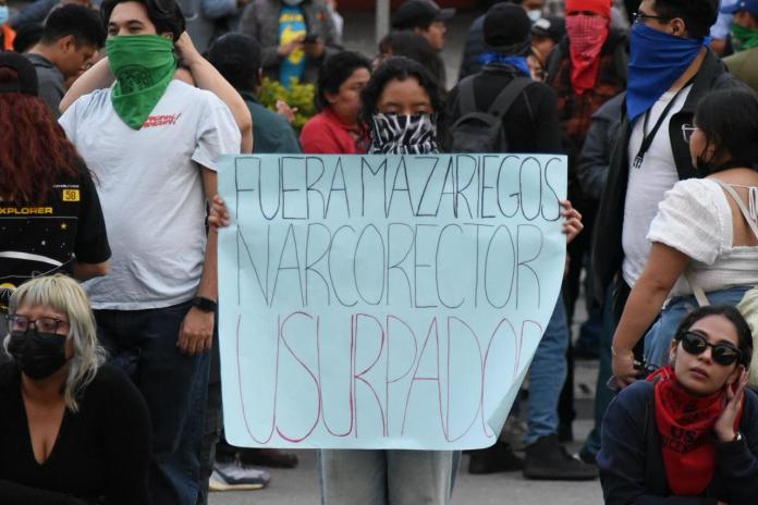 Estudiantes de la Universidad San Carlos de Guatemala mantienen protestas en las afueras del campus central de esa casa de estudios en contra del 