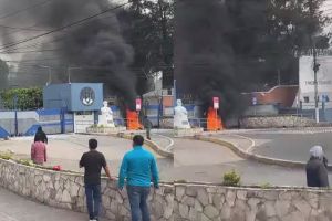 Estudiantes queman neumáticos y empujan portón en la Usac en medio de tensión por elección a rector