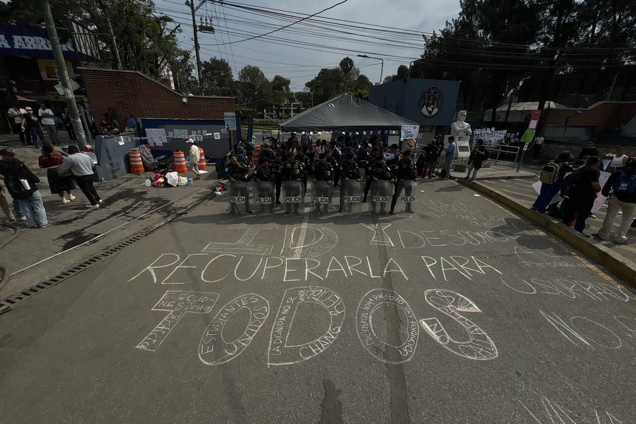 Mensaje escrito por estudiantes frene a la Usac.