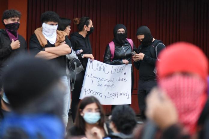 La manifestación pacífica que se realizaba en el ingreso principal de la Usac, del lado del Periférico, ha sido retirada y los estudiantes anuncian nuevas acciones. Foto La Hora: José Orozco