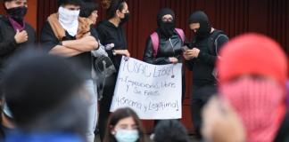 La manifestación pacífica que se realizaba en el ingreso principal de la Usac, del lado del Periférico, ha sido retirada y los estudiantes anuncian nuevas acciones. Foto La Hora: José Orozco