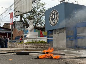 En vivo: Estudiantes logran abrir el portón de la USAC durante manifestaciones