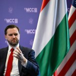 J.D Vance insiste en que existen señales de que Ormuz está "empezando a reabrirse".