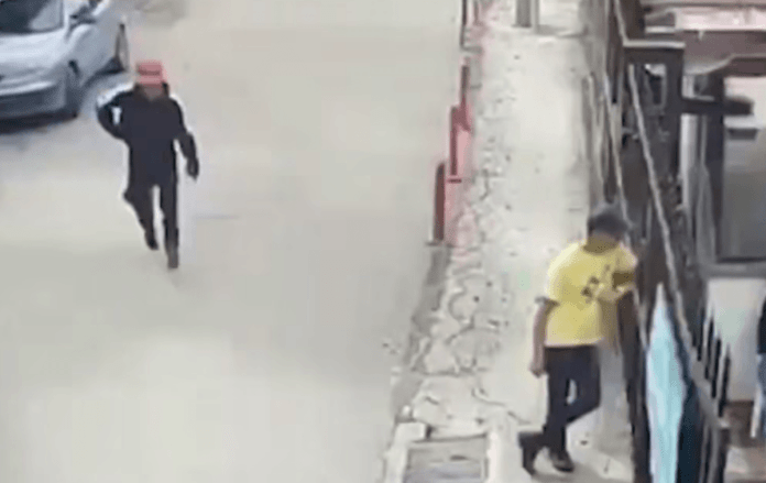 Un video, difundido por redes sociales, muestra el momento exacto en el que el asesino ataca con un arma blanca a uno de los integrantes del equipo de producción de la serie 