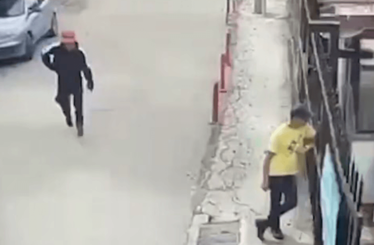 Un video, difundido por redes sociales, muestra el momento exacto en el que el asesino ataca con un arma blanca a uno de los integrantes del equipo de producción de la serie "Sin senos sí hay paraíso".