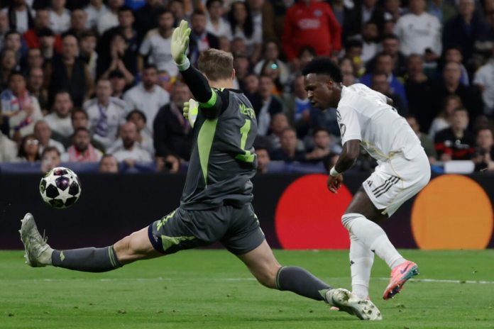 Vinícius Jr. falló un claro mano a mano frente a Manuel Neuer en la derrota del Real Madrid contra el Bayern Múnich en la ida de los cuartos de final de la Champions League.