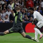 Vinícius Jr. falló un claro mano a mano frente a Manuel Neuer en la derrota del Real Madrid contra el Bayern Múnich en la ida de los cuartos de final de la Champions League.
