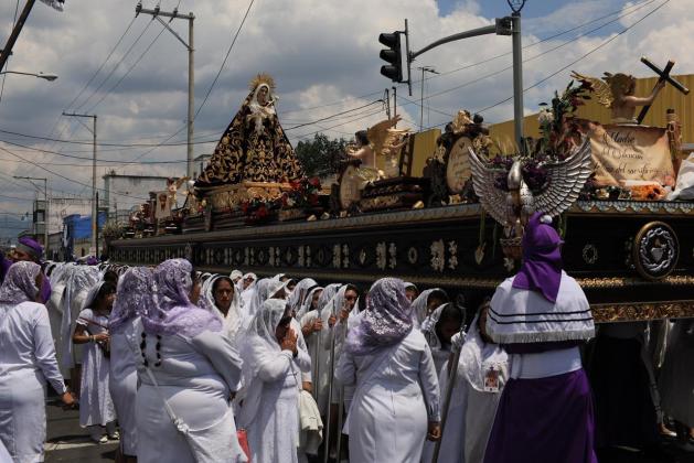 Jueves Santo y la procesi&oacute;n de Nuestra Se&ntilde;ora de la Candelaria. Foto La Hora: Daniel Ram&iacute;rez