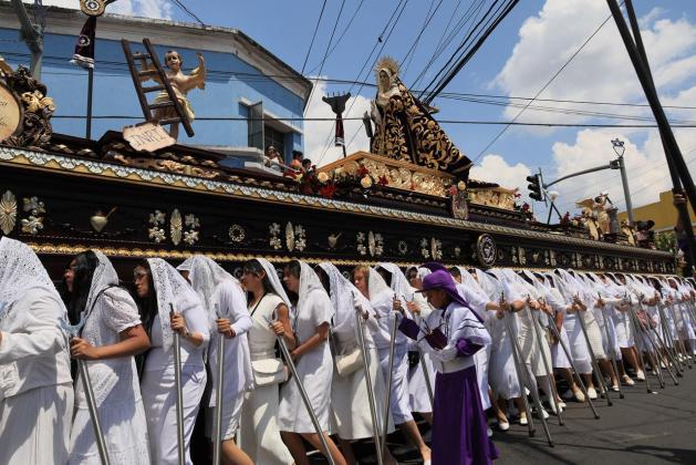 Mujeres devotas cargan el anda de la Sant&iacute;sima Virgen de Dolores. Foto La Hora. Daniel Ram&iacute;rez