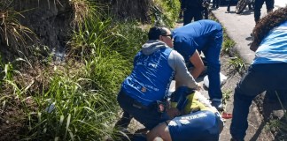 La imprudencia de una motocicleta, que no respetó las indicaciones de los comisarios, provocó la caída de varios ciclistas en la Vuelta Bantrab 2026.