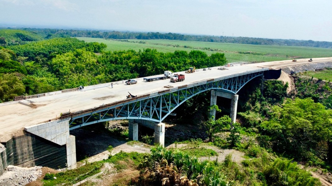 Vista de uno de los puentes construidos en el proyecto Xochi, Corredor de las Flores, ejecutado por Aceros Prefabricados APSA S.A. Foto: Cortesía Aceros Prefabricados APSA S.A.