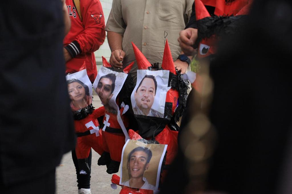 Elección de Rector: Con piñatas de diablos, estudiantes de la Usac piden acreditación de electores