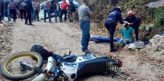 Un accidente de tránsito ocurrido en la Colonia El Plan, zona 5 de Tejutla, San Marcos, dejó como saldo un menor fallecido y un adulto herido.