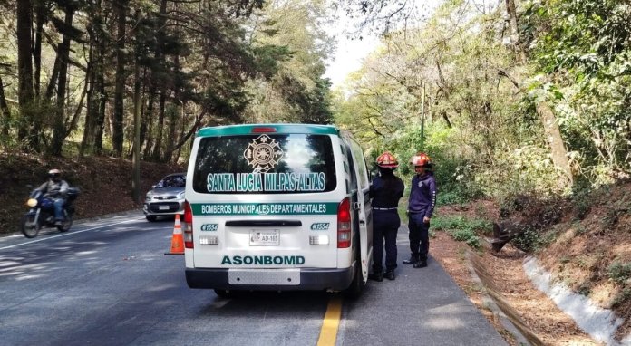 Dos personas que se conducían en una motocicleta resultaron heridas luego de ser atropelladas por un vehículo que se dio a la fuga.