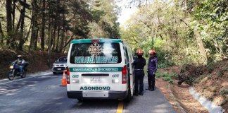 Dos personas que se conducían en una motocicleta resultaron heridas luego de ser atropelladas por un vehículo que se dio a la fuga.
