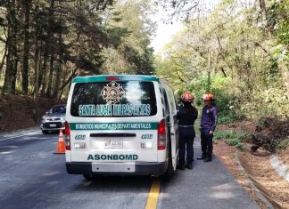 Dos personas que se conducían en una motocicleta resultaron heridas luego de ser atropelladas por un vehículo que se dio a la fuga.