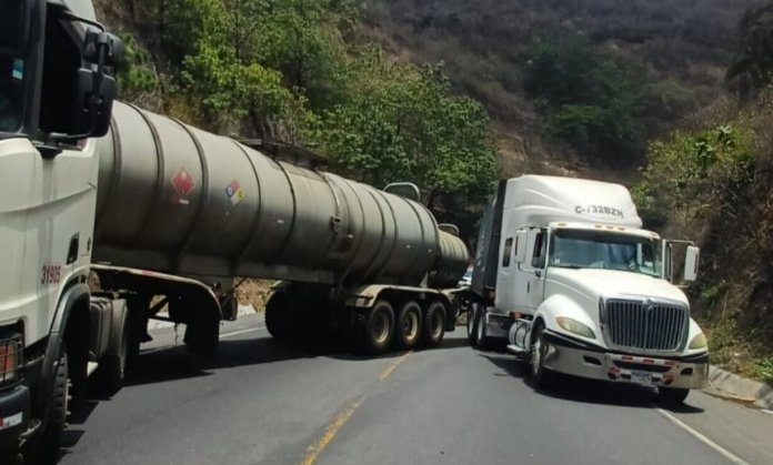 Un accidente de tránsito que involucró a dos vehículos de transporte pesado se registró en el kilómetro 65 de la Ruta Nacional 14.