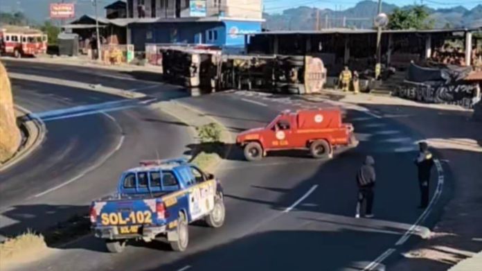 Los cuerpos de socorro se mantienen en el lugar y el paso ha sido cerrado por seguridad tras el derrame del combustible. Foto La Hora: redes sociales/FB