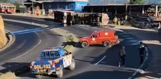 Los cuerpos de socorro se mantienen en el lugar y el paso ha sido cerrado por seguridad tras el derrame del combustible. Foto La Hora: redes sociales/FB