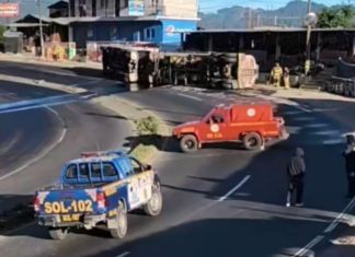 Los cuerpos de socorro se mantienen en el lugar y el paso ha sido cerrado por seguridad tras el derrame del combustible. Foto La Hora: redes sociales/FB