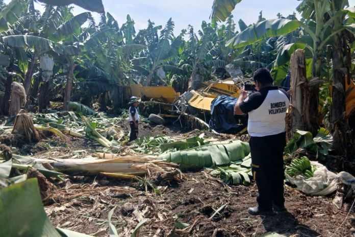Accidente aéreo de una avioneta de riego en Escuintla. Foto La Hora: Bomberos Voluntarios