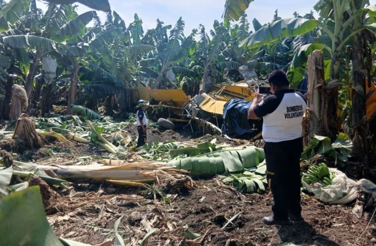 Accidente aéreo de una avioneta de riego en Escuintla. Foto La Hora: Bomberos Voluntarios