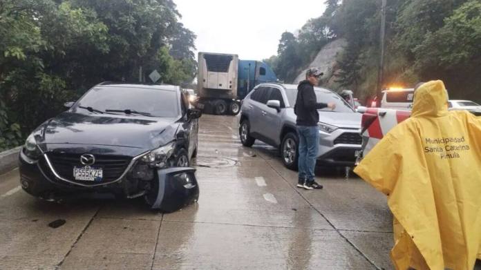 La colisión de un trailer con otros tres vehículos complicó el paso vehícular en Carretera a El Salvador con dirección a la capital. Foto La Hora: PMT Santa Catarina Pinula