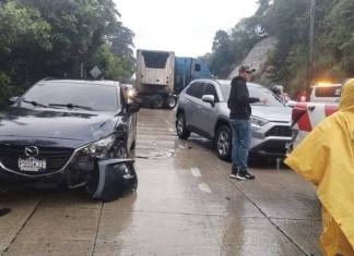 La colisión de un trailer con otros tres vehículos complicó el paso vehícular en Carretera a El Salvador con dirección a la capital. Foto La Hora: PMT Santa Catarina Pinula