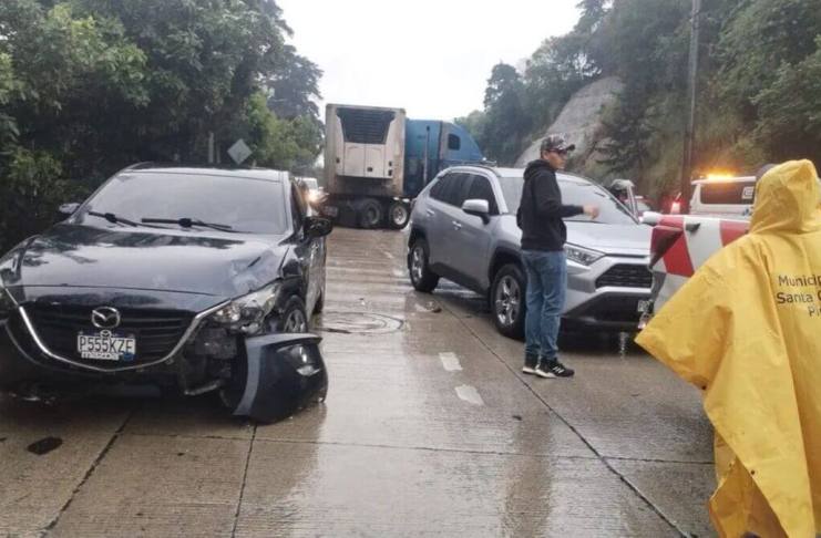 La colisión de un trailer con otros tres vehículos complicó el paso vehícular en Carretera a El Salvador con dirección a la capital. Foto La Hora: PMT Santa Catarina Pinula