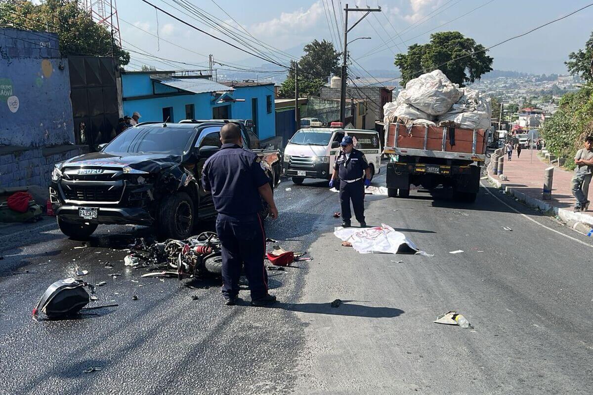 Dos personas fallecidas y tránsito varado tras fuerte accidente en Villa Nueva