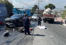 Un fuerte accidente se registró en Bárcenas, Villa Nueva que dejó dos personas fallecidas y el cierre de la vía. Foto La Hora: PMT Villa Nueva