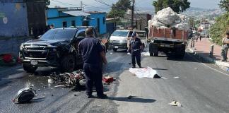 Un fuerte accidente se registró en Bárcenas, Villa Nueva que dejó dos personas fallecidas y el cierre de la vía. Foto La Hora: PMT Villa Nueva