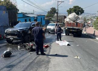 Un fuerte accidente se registró en Bárcenas, Villa Nueva que dejó dos personas fallecidas y el cierre de la vía. Foto La Hora: PMT Villa Nueva