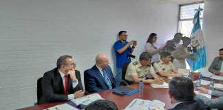 El viceministro de Gobernación, Estuardo Solórzano, y el viceministro de la Defensa, José Lemus, responden por la construcción de la cárcel en Morales, Izabal. Foto: La Hora