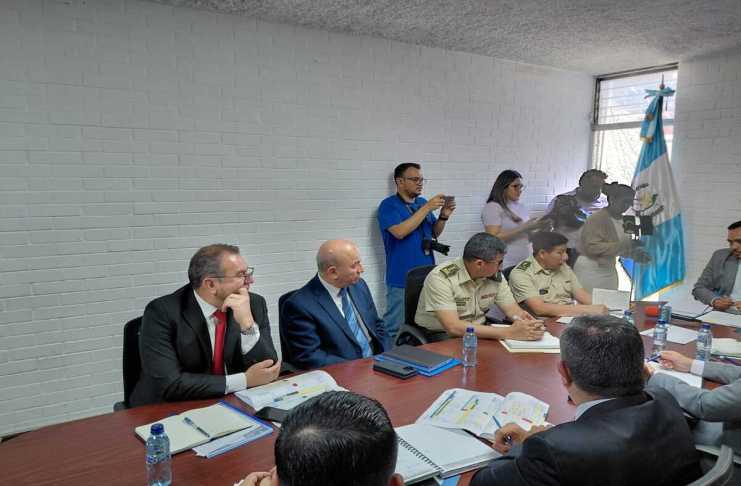 El viceministro de Gobernación, Estuardo Solórzano, y el viceministro de la Defensa, José Lemus, responden por la construcción de la cárcel en Morales, Izabal. Foto: La Hora