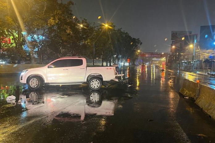 Una serie de accidentes se registraron durante la madrugada de este domingo a consecuencia de la lluvia que amenaza con continuar. Foto La Hora: Bomberos Voluntarios