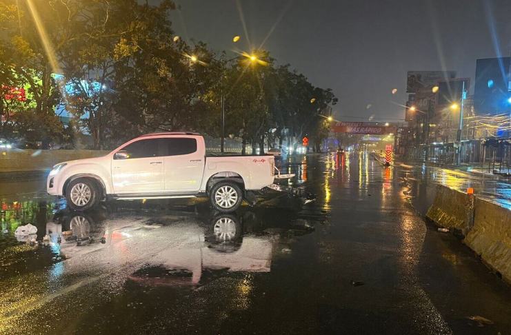 Una serie de accidentes se registraron durante la madrugada de este domingo a consecuencia de la lluvia que amenaza con continuar. Foto La Hora: Bomberos Voluntarios