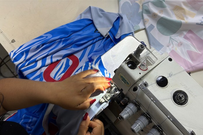 Fotografía en la que se cosen las mangas de la playera.