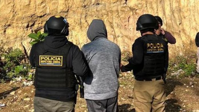 La detención de los agentes policiales se efectuó tras semanas de investigación del MP y la PNC. Foto La Hora: PNC