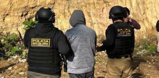 La detención de los agentes policiales se efectuó tras semanas de investigación del MP y la PNC. Foto La Hora: PNC