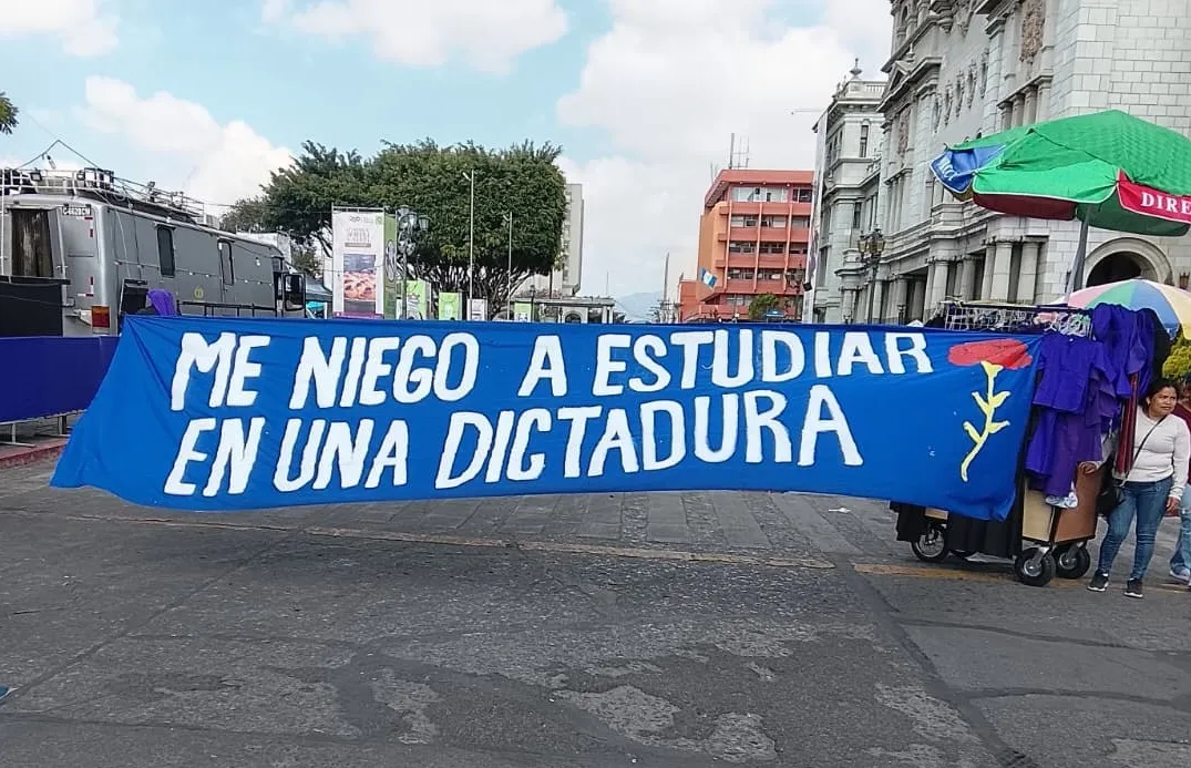 Docentes, estudiantes y egresados de la Usac participan en la actividad que busca evidenciar su preocupación por el futuro de la casa de estudios superiores.