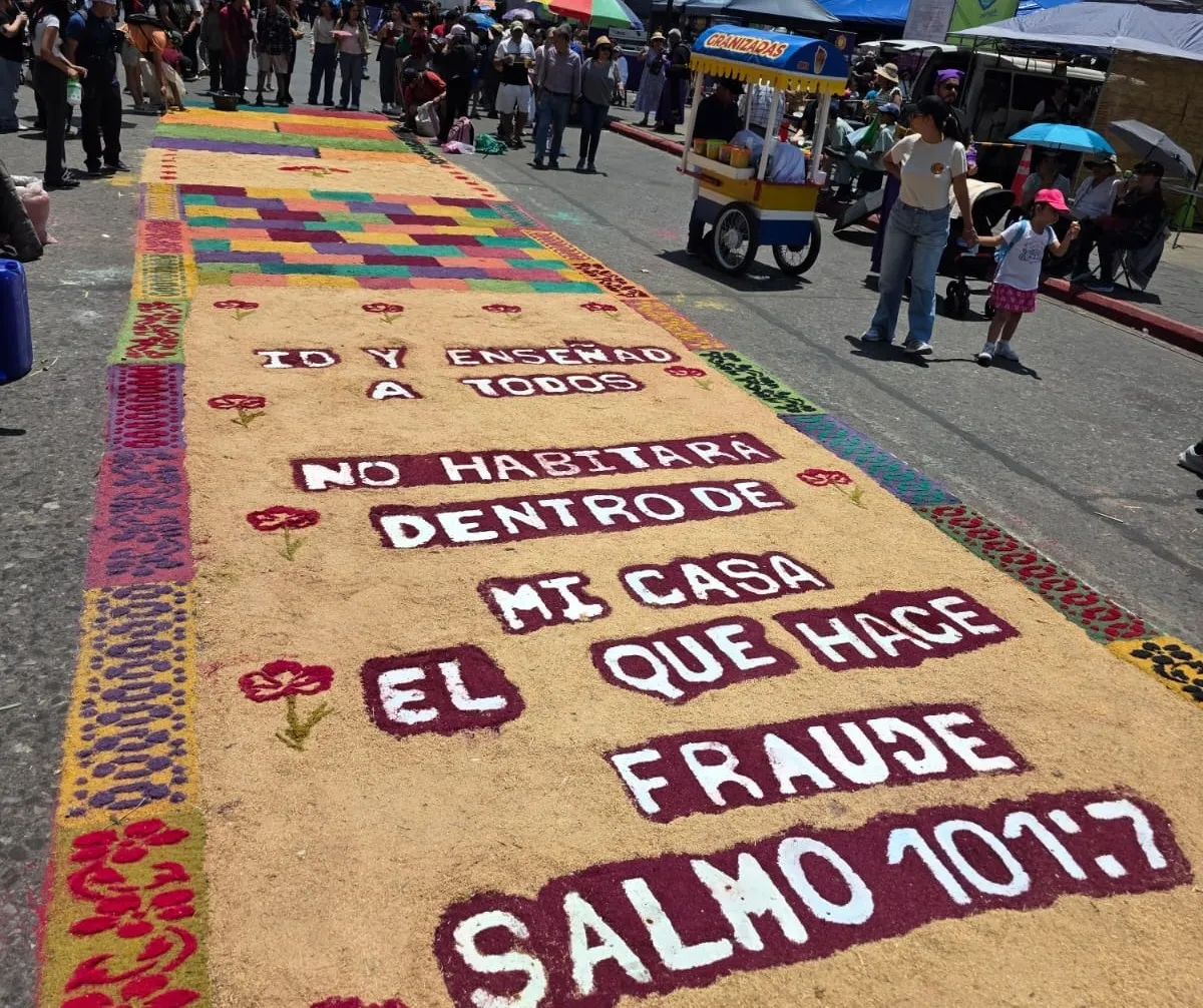 Así luce una de las secciones de la alfombra elaborada por docentes y estudiantes de la Usac, este Viernes Santo.